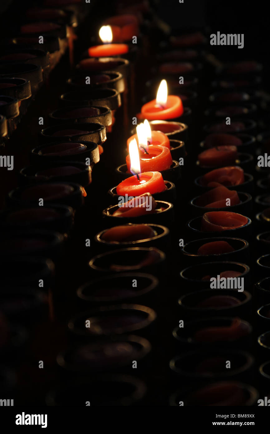 Roten Votiv-Kerzen brennen als Opfergabe im Inneren der Kirche Basilica di Santo Niño Stockfoto