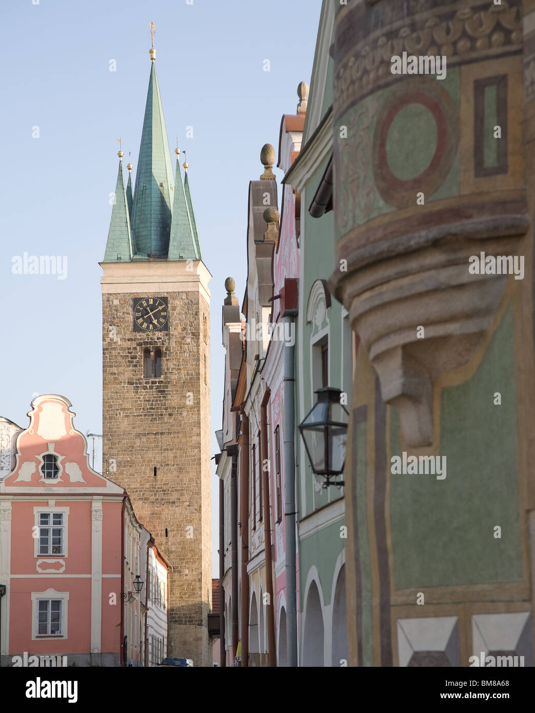 Telc - UNESCO-Weltkulturerbe. Fassade der Stadt beherbergt mit Arkaden auf dem Platz in Telc, Böhmen - Tschechien. Schutz der UNESCO Stockfoto