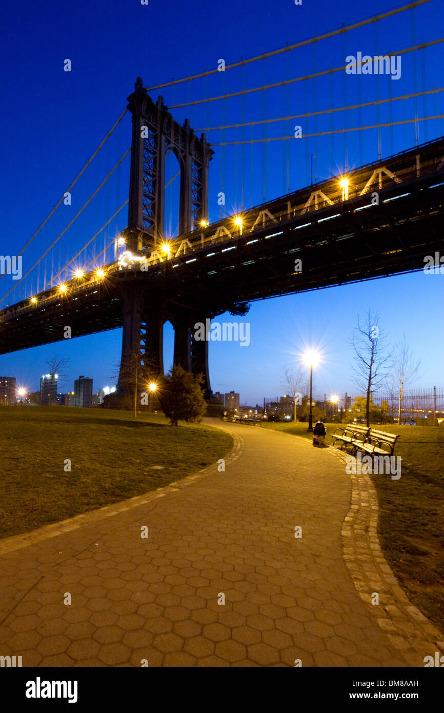 Manhattan Bridge bei Nacht gesehen aus Brooklyn Bridge Park in Brooklyn Stockfoto