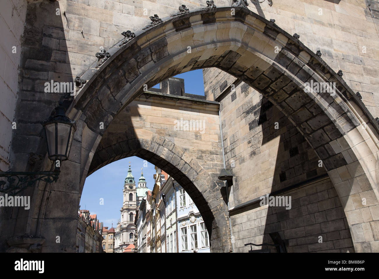 Gotische Turm Bögen mit Straße Häuser im Hintergrund. Stockfoto