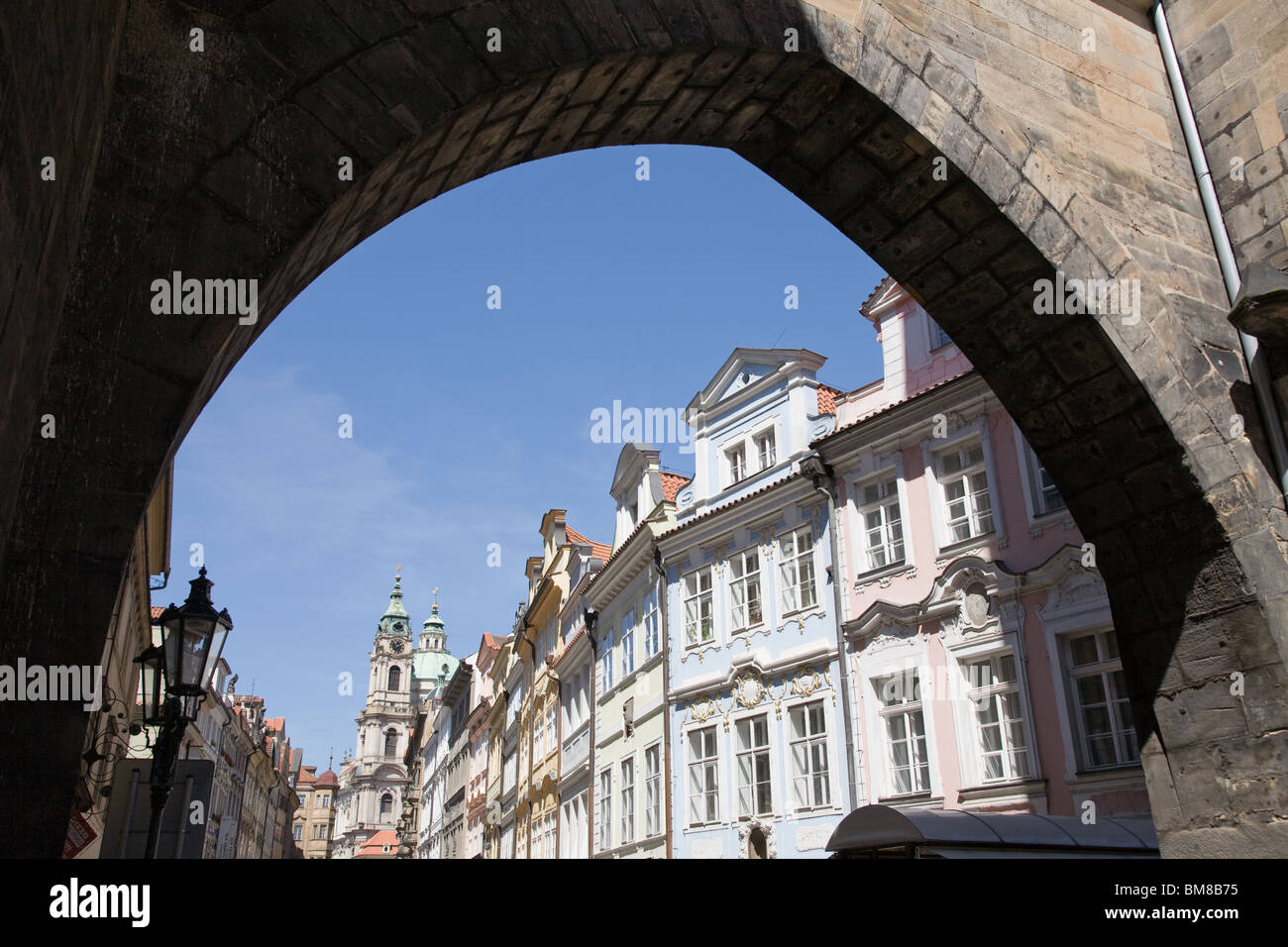 Gotische Turm Bögen mit Straße Häuser im Hintergrund. Stockfoto