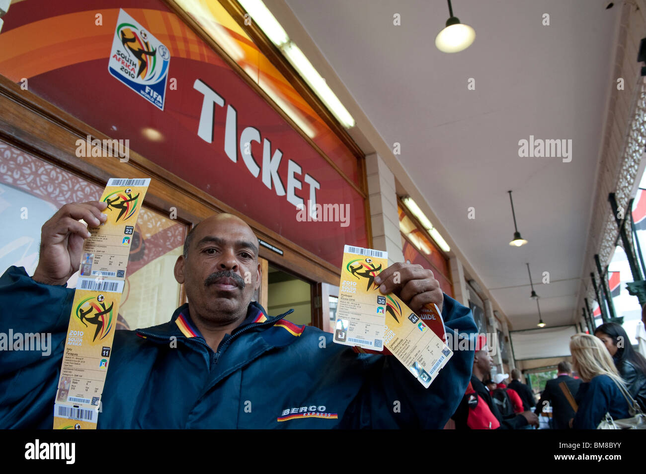 Fußball-Fans darauf warten, Tickets für die FIFA WM 2010 in Südafrika Stockfoto