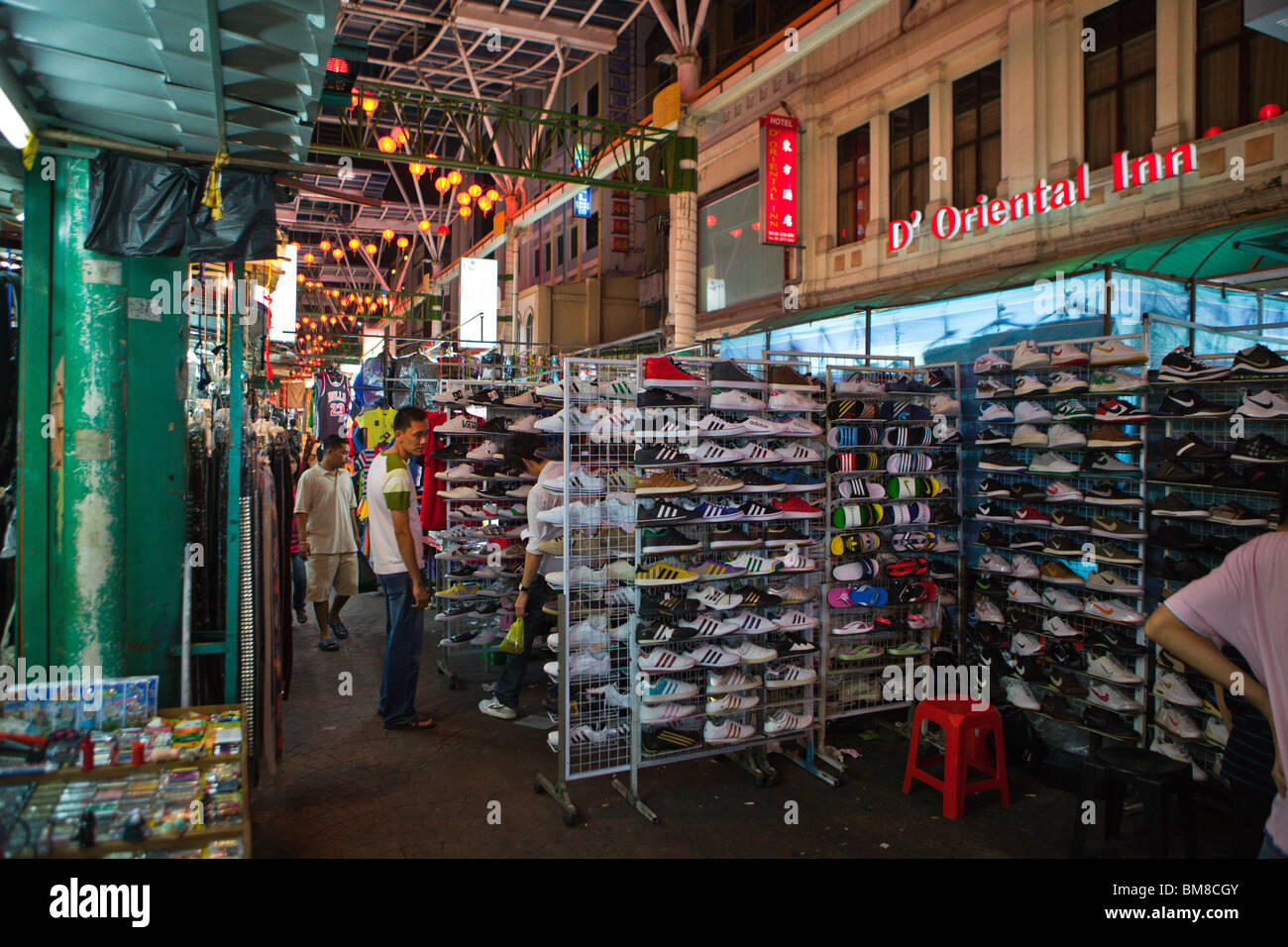 Hausierer, die ihre Stände in Kuala Lumpur Chinatown einrichten Stockfoto