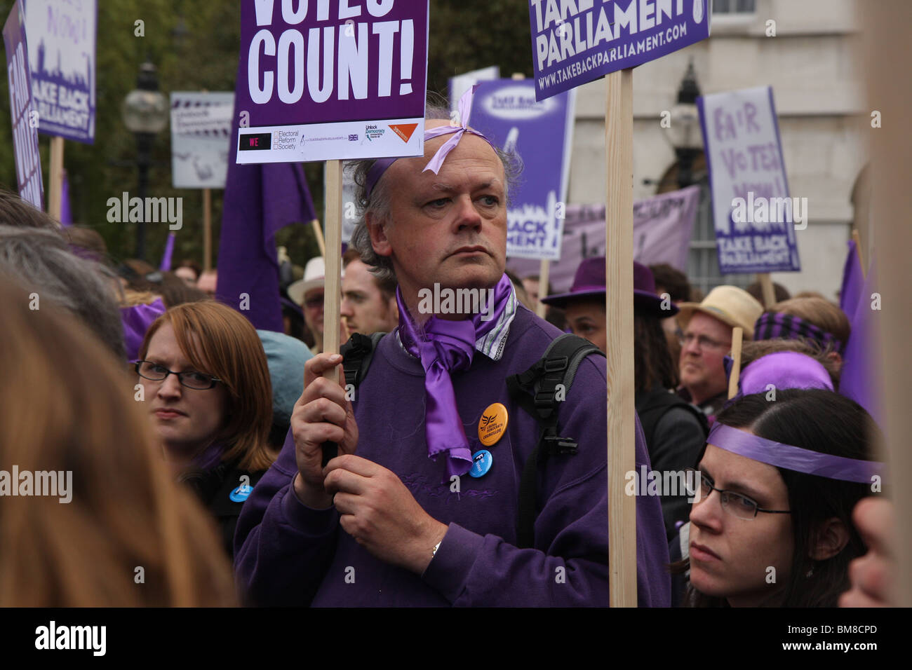 Ein Demonstrator zu Gunsten der Wahlreform bei einer politischen Kundgebung in London, Mai 15. 2010. Stockfoto