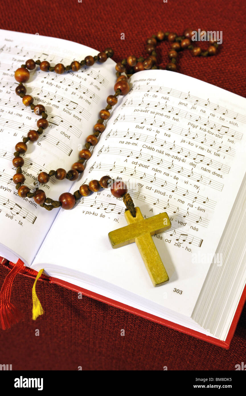 Gesangbuch-Buch und hölzerne Rosenkranz Wulst-detail Stockfoto