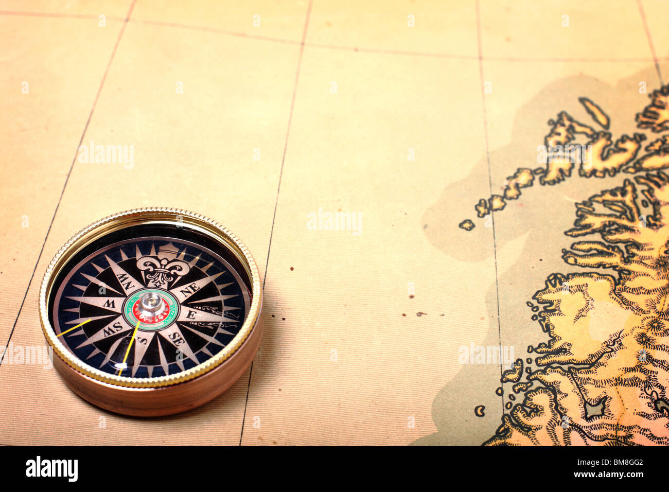 Kompass auf alten Karte, flachen DOF Stockfotografie - Alamy