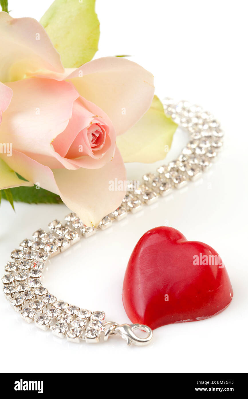 symbolische Liebe und Romantik mit rose, Bonbon Hart und Diamant-Halskette auf weißem Hintergrund Stockfoto