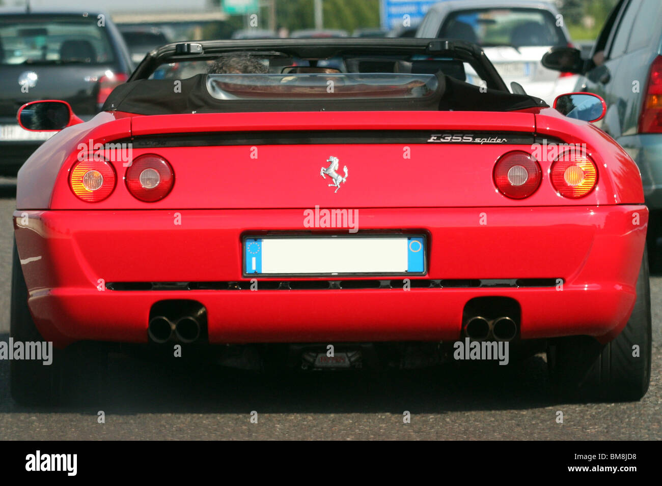 Roter Ferrari 355 Spider Rückansicht Stockfoto