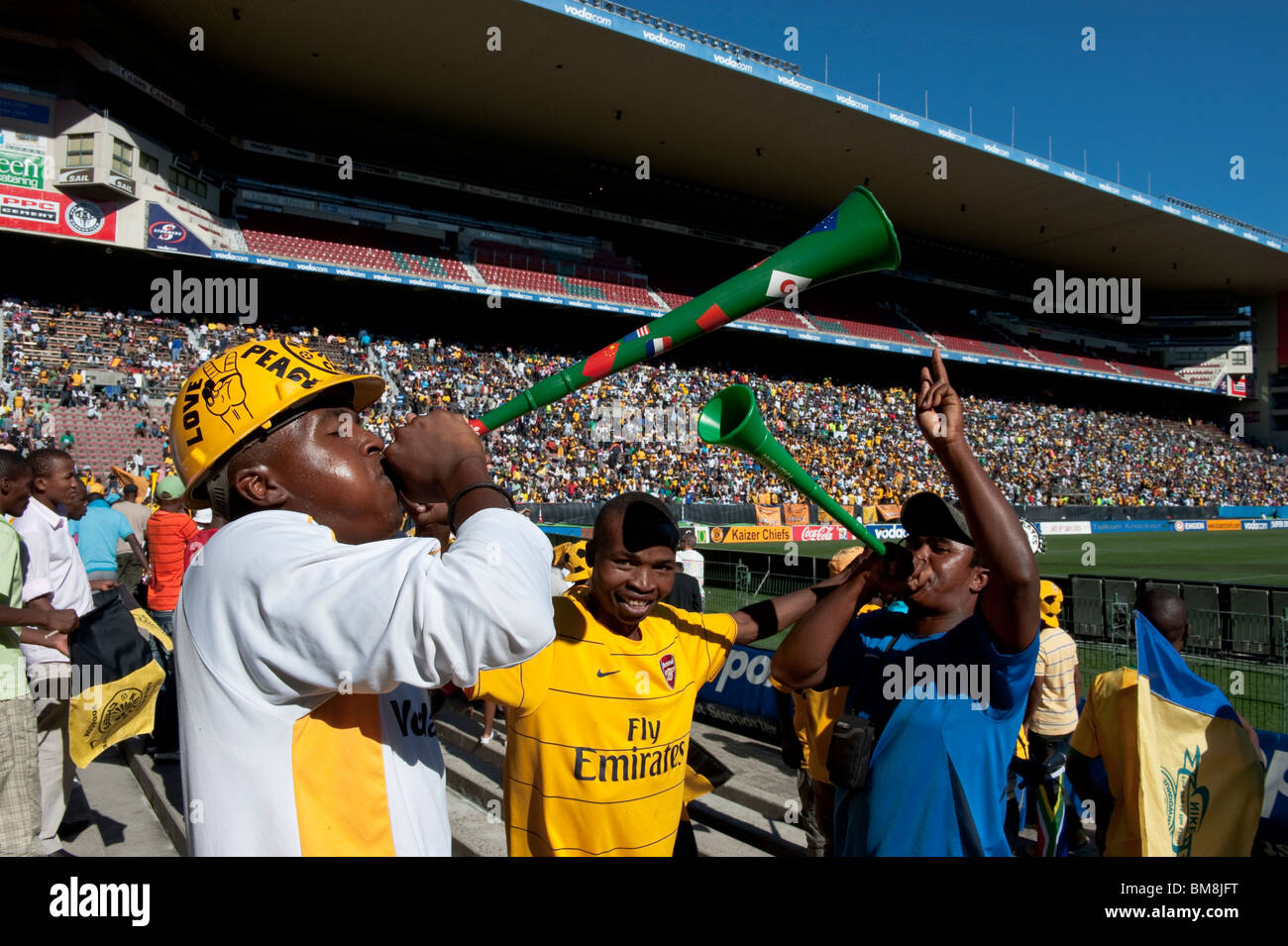 Crowd-Szene Fußballfans mit Vuvuzela-Cape Town-Südafrika Stockfoto