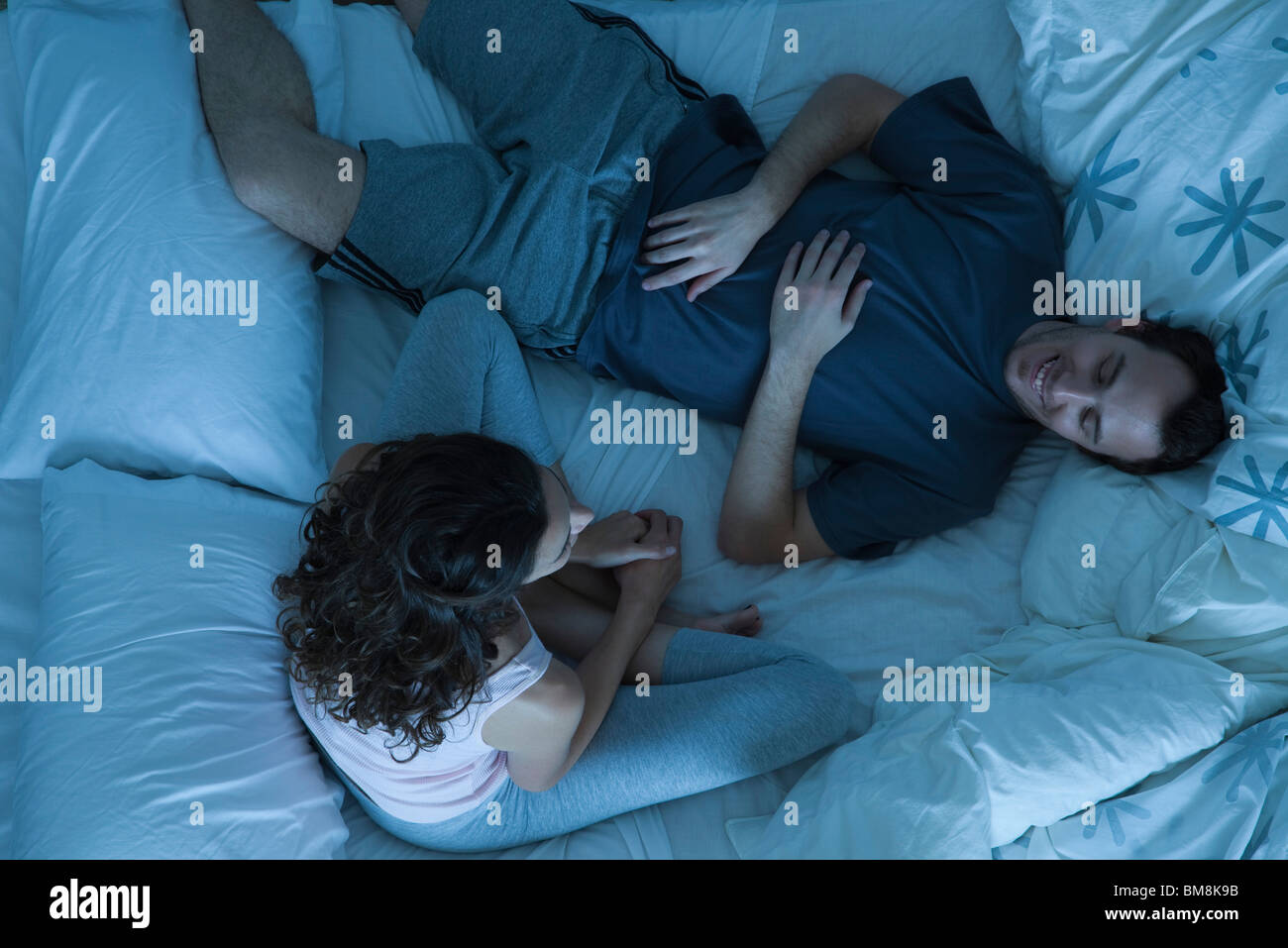 Paar erholsame zusammen im Bett Stockfoto