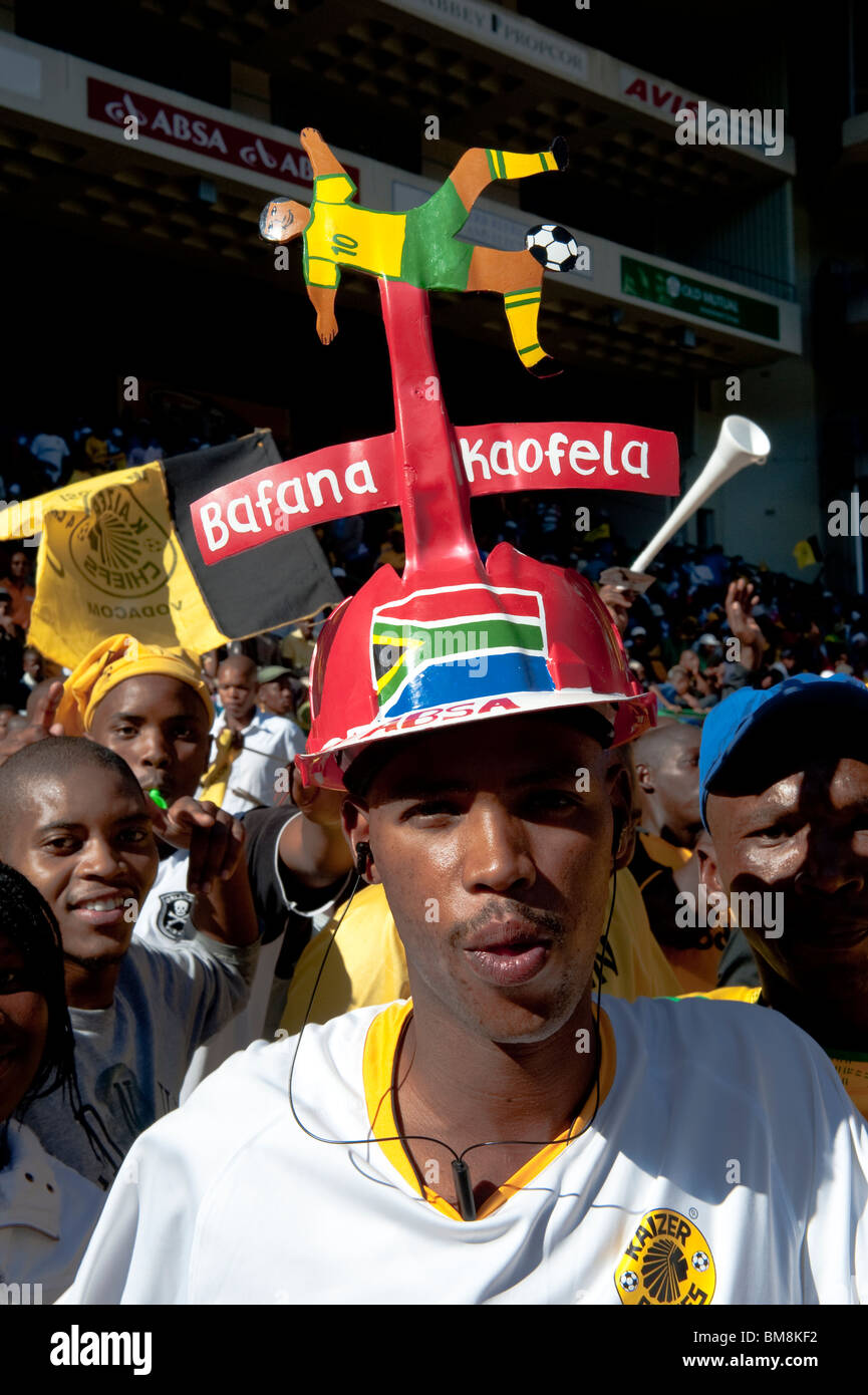 Südafrikanische Fußball-Anhänger tragen eine Makarapa Fanhelmet Cape Town-Südafrika Stockfoto