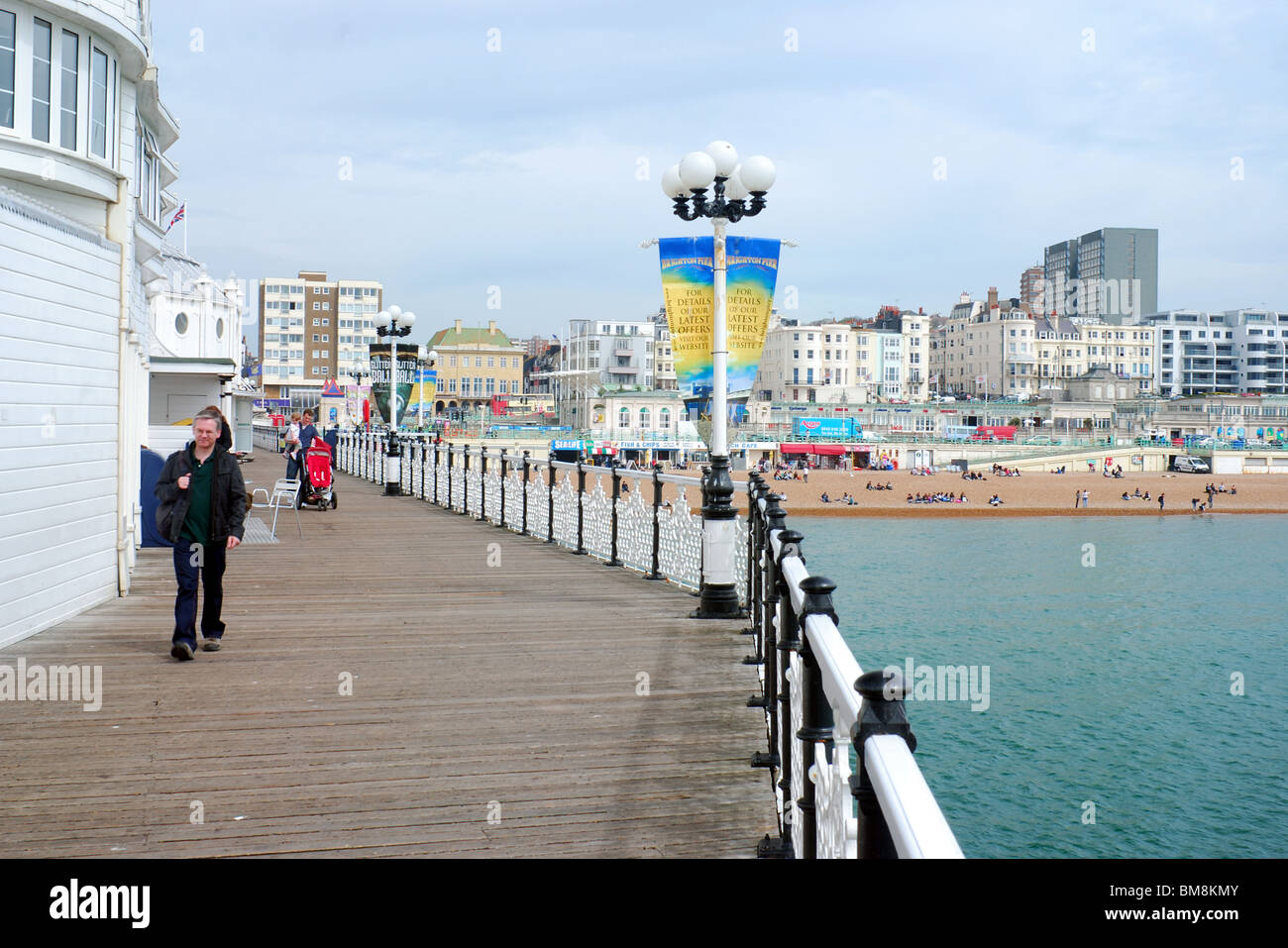 Suche entlang der Pier von Brighton Stockfoto