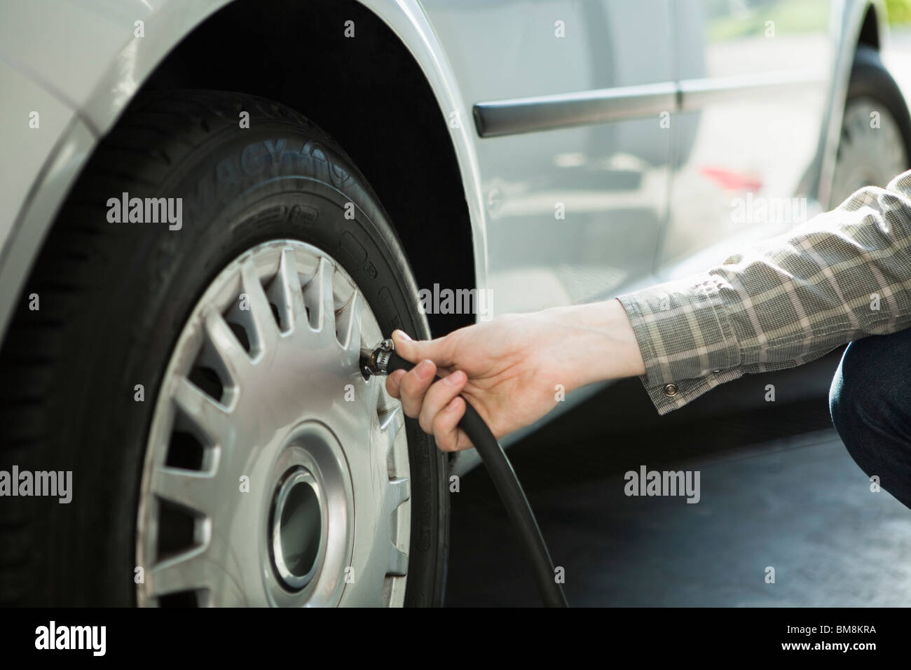 Autoreifen Aufpumpen Tankstelle In Der Nähe Reifen Fahrzeugteil Stockfotos und -bilder Kaufen - Alamy