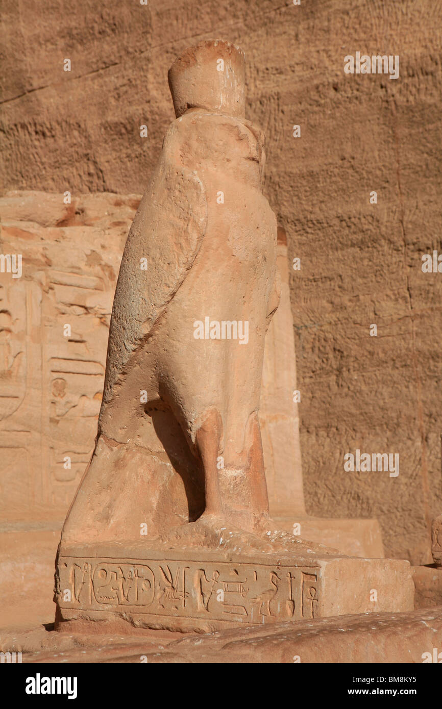 Statue des Horus an der Tempel von Ramses II in Abu Simbel, Ägypten Stockfoto