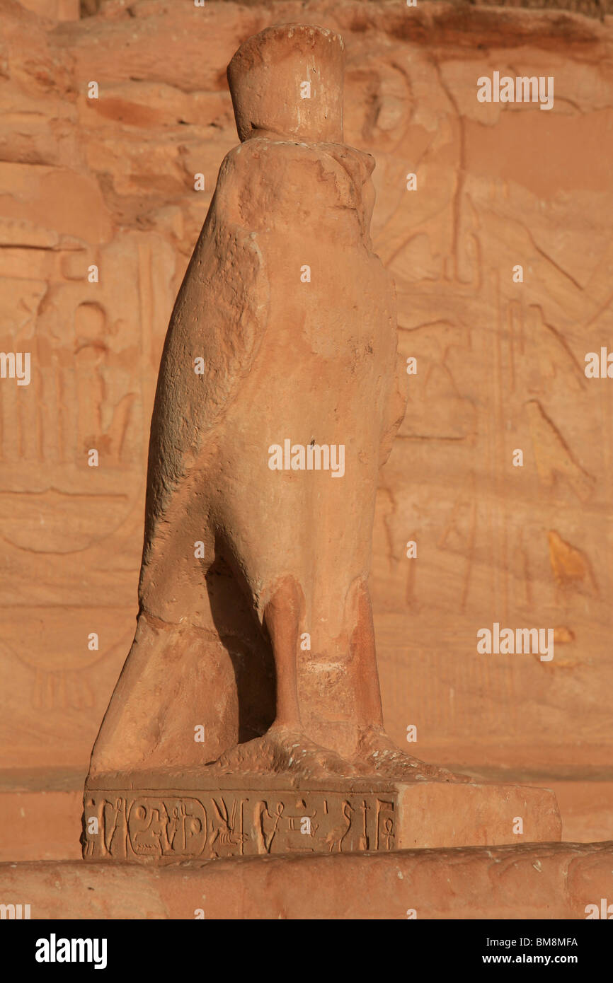 Statue des Horus an der Tempel von Ramses II in Abu Simbel, Ägypten Stockfoto