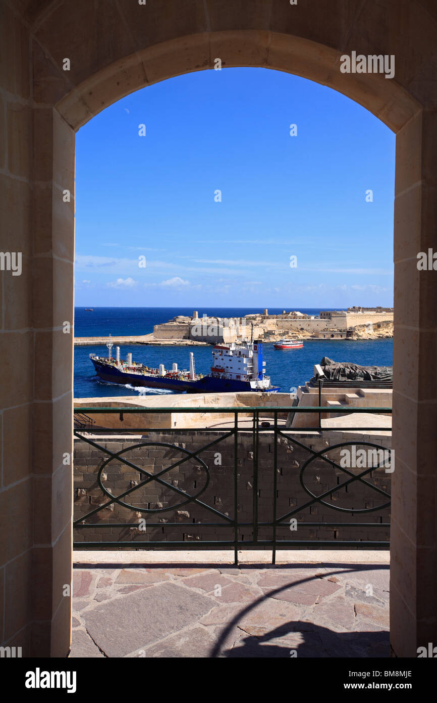 Ein Blick auf den Grand Harbour von der Lower Barracca Gärten. Ein großer Frachter ist, mit der Belagerung Glocke rechts Segeln. Stockfoto