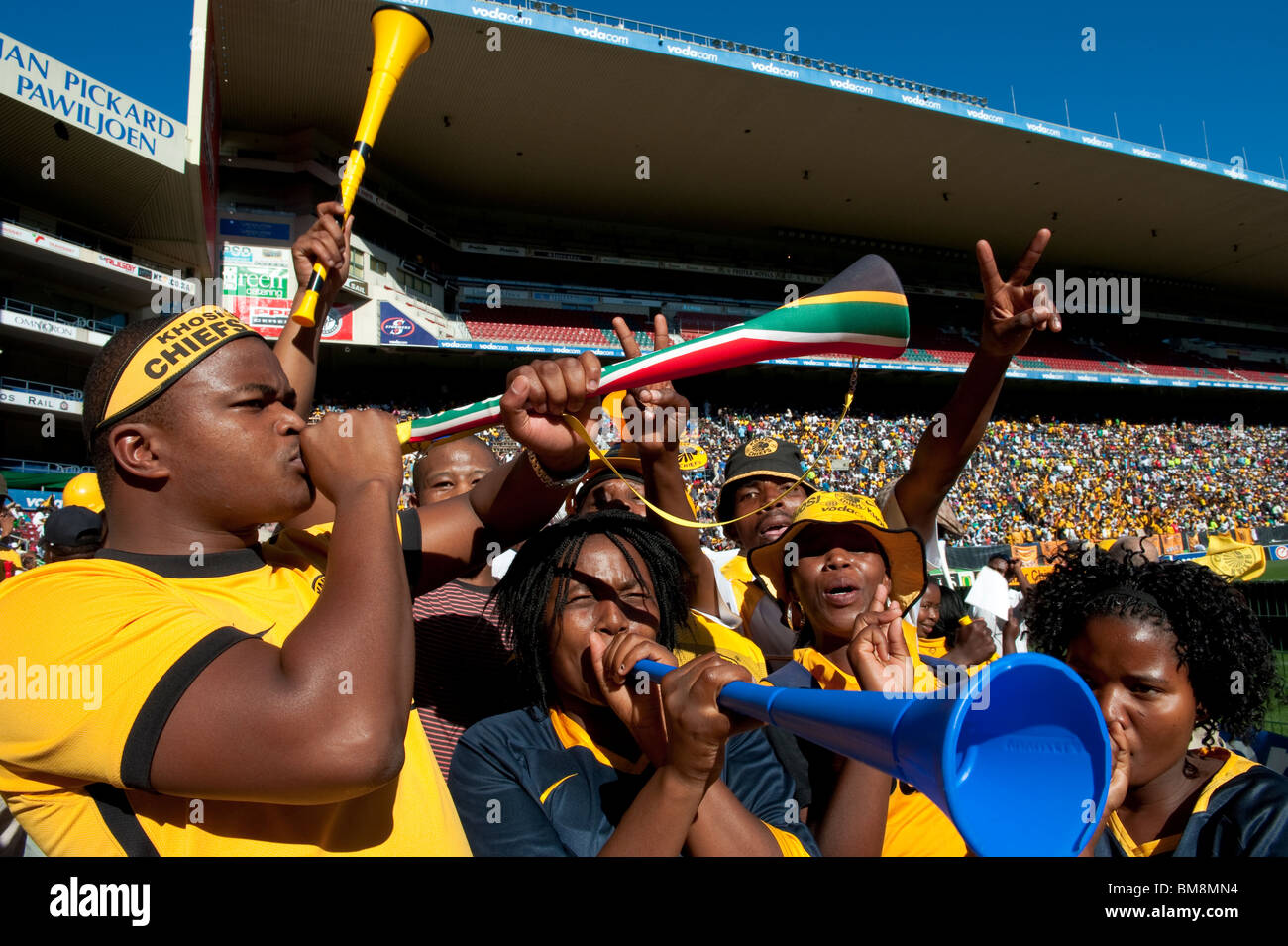 Crowd-Szene Fußballfans mit Vuvuzela-Cape Town-Südafrika Stockfoto