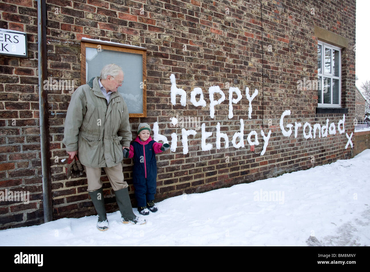 alles Gute zum Geburtstag Opa Nachricht geschrieben im Schnee an Wand
