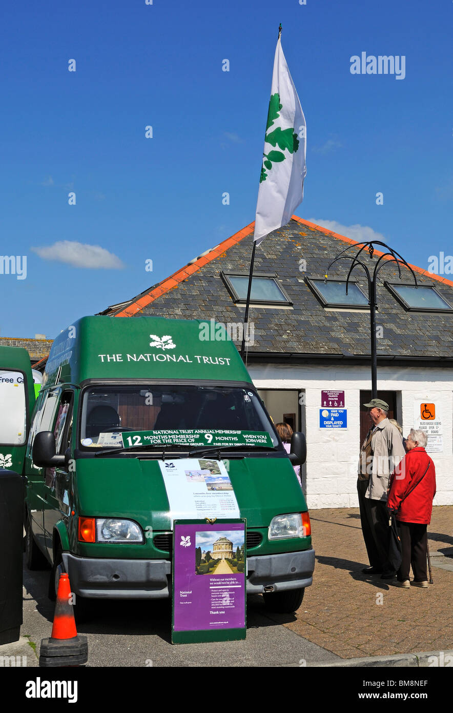 Personen an einer nationalen Vertrauen Mitgliedschaft van in Falmouth, Cornwall, uk Stockfoto