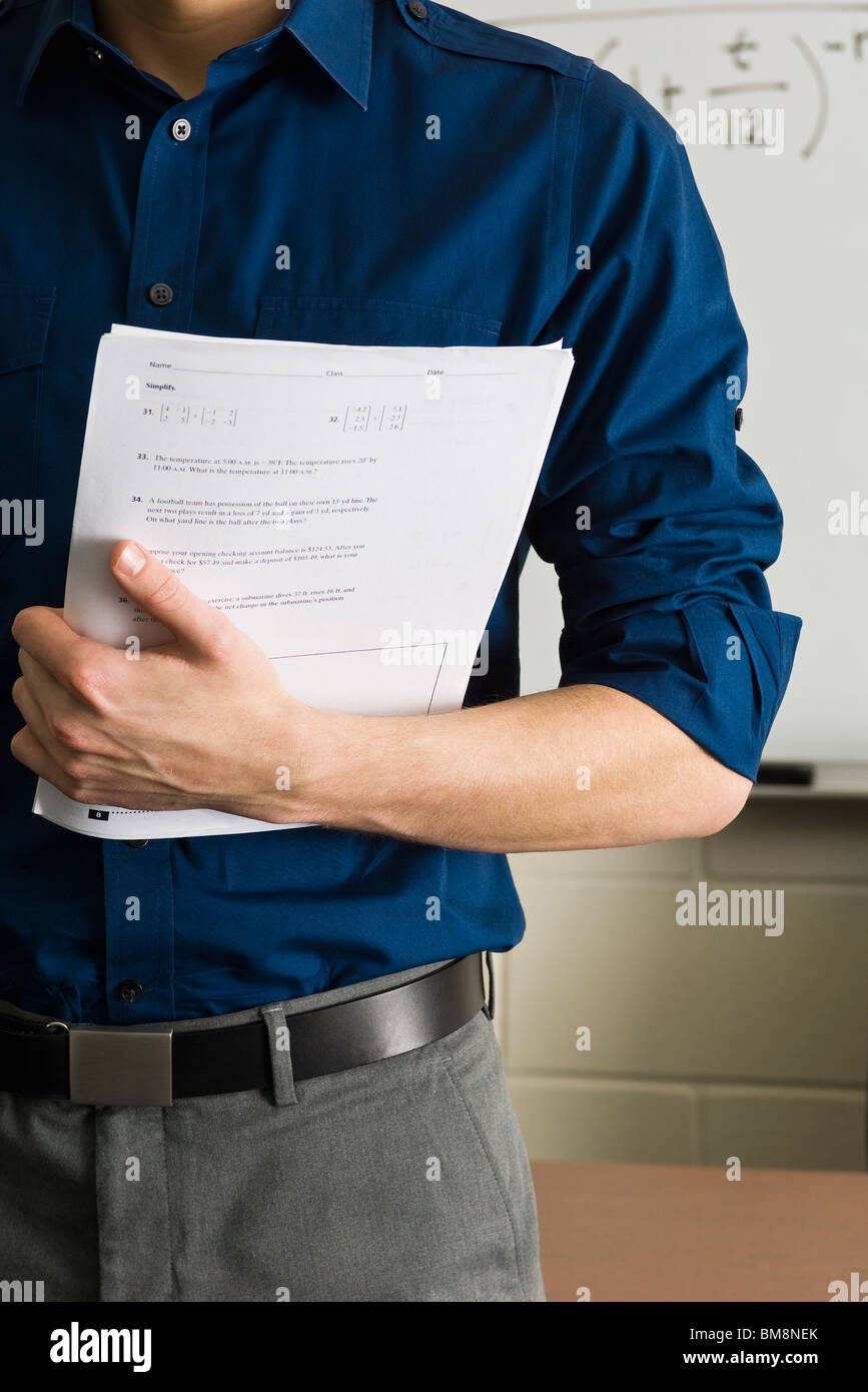 Lehrer, die Vorbereitung auf Prüfungen verteilen Stockfoto