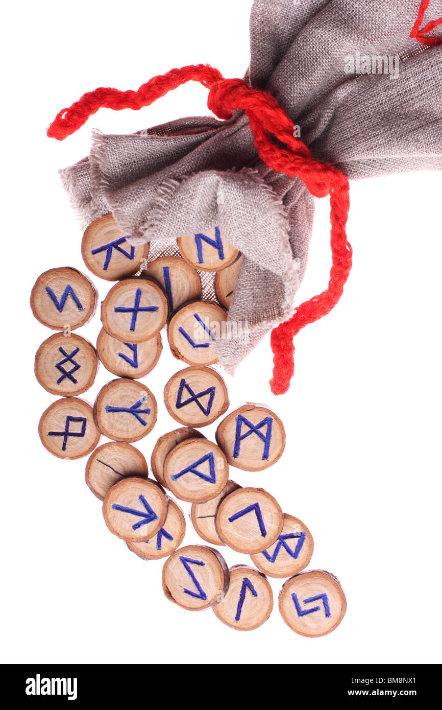 Runen und Beutel isoliert auf weißem Hintergrund Stockfoto