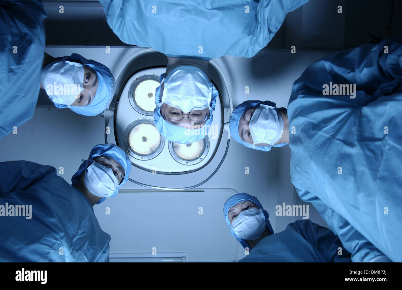 Fünf Chirurgen aus OP-Tisch Stockfoto