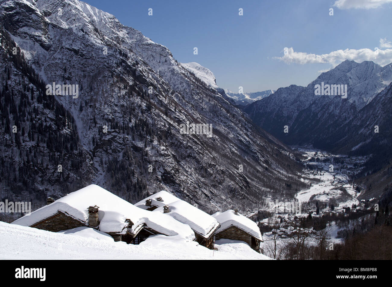 Alphütten über das Alagna Valsesia-Dorf im Monterosa Ski Resort, Italien Stockfoto