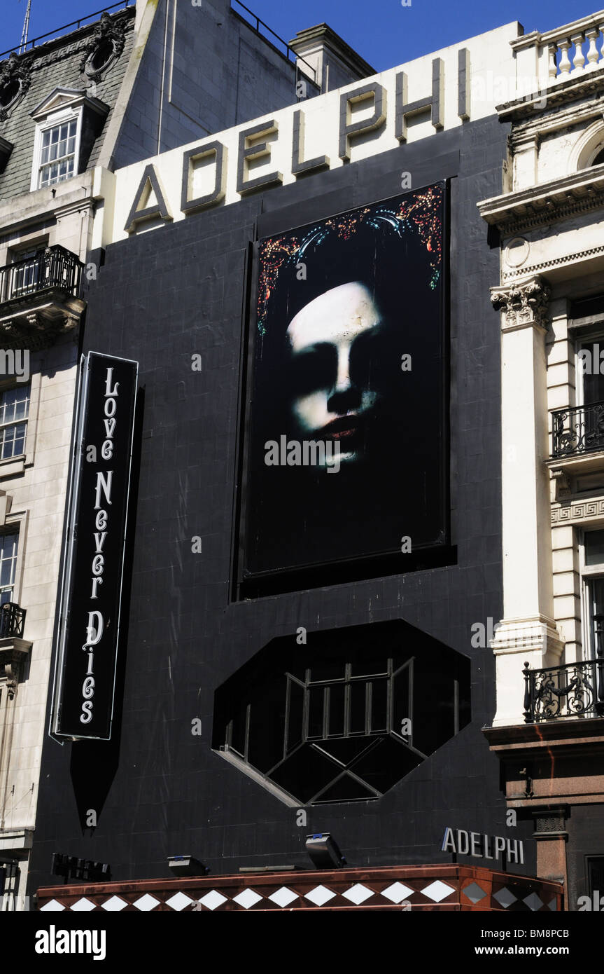 Das Adelphi Theatre mit Love Never Dies Billboard, The Strand, London, England, UK Stockfoto