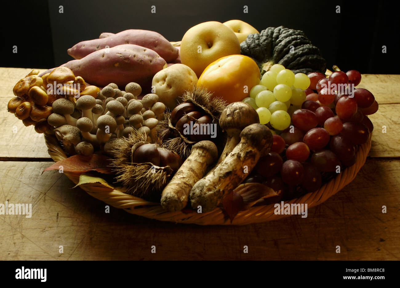 Verschiedene Arten von Herbst Nahrungsmittel im Warenkorb Stockfoto