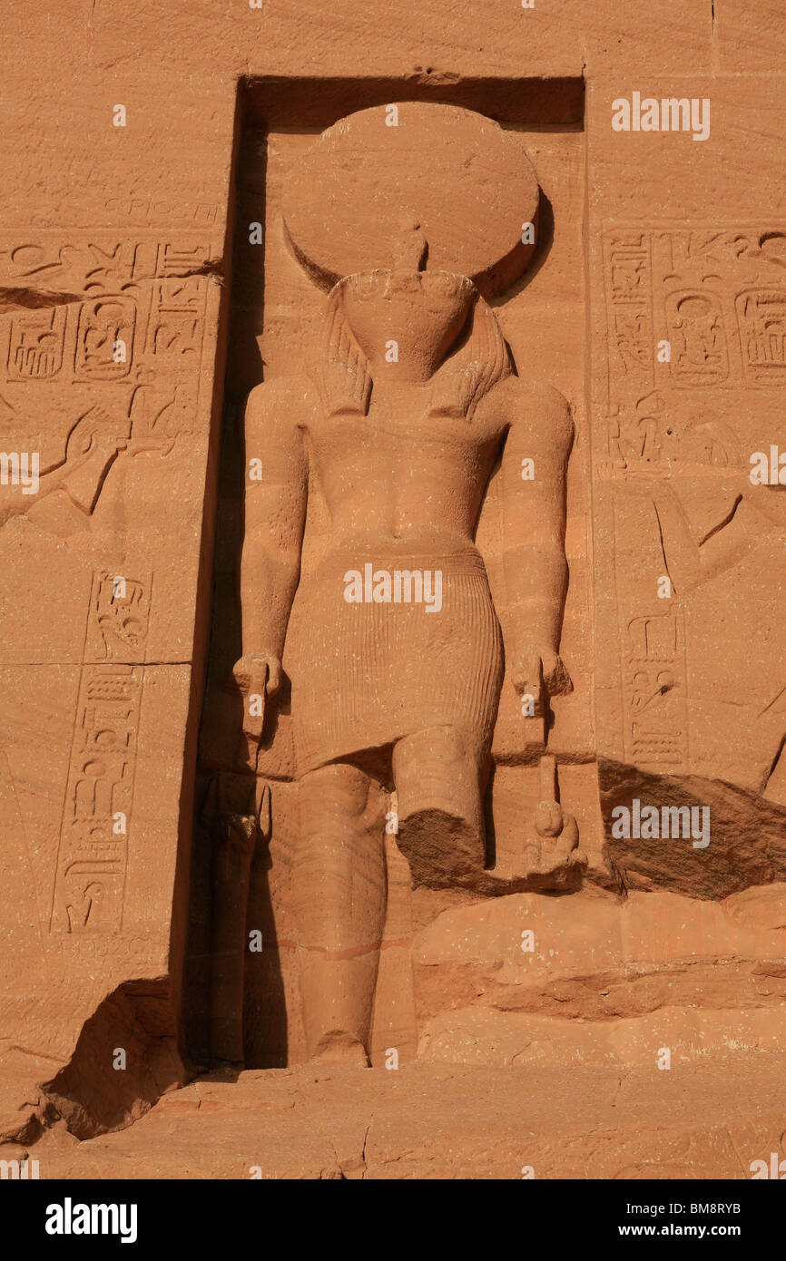 Geschnitzte Statue des Ra-Horakhty außerhalb der Tempel von Ramses II in Abu Simbel, Ägypten Stockfoto