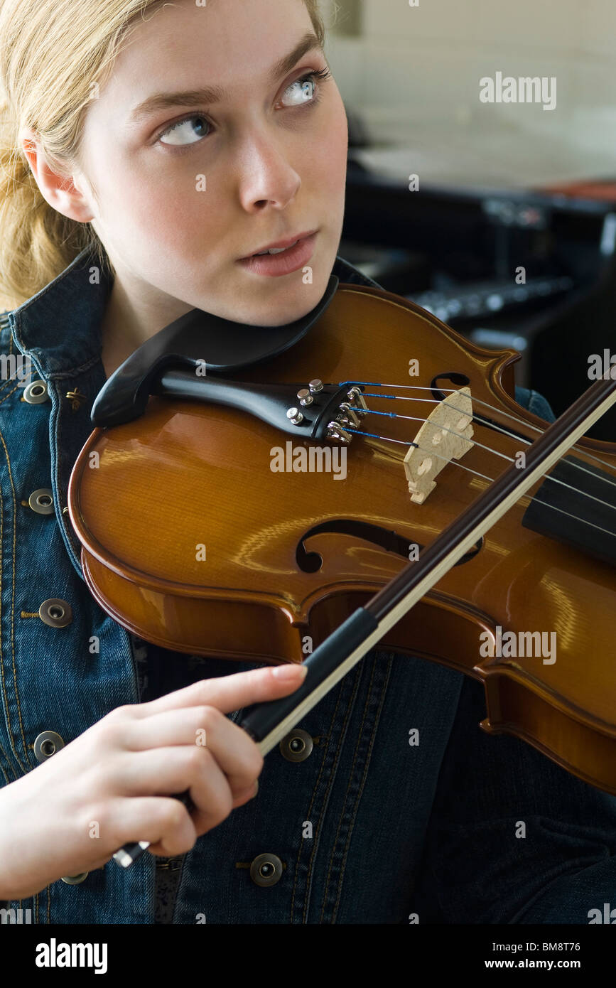 Junge Frau praktizierender Violine Stockfoto