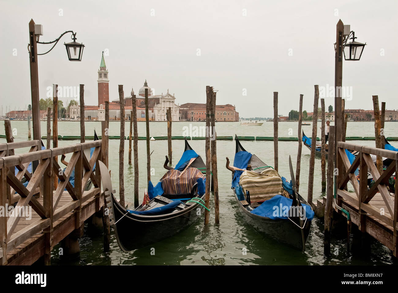 Gondeln bei der Aufwartung in Venedig Italien Stockfoto