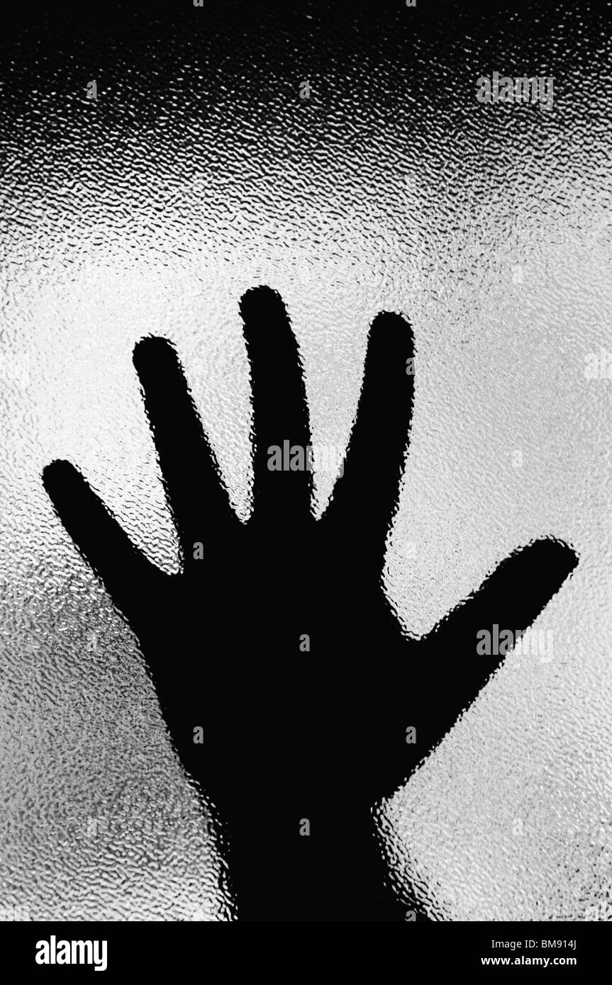 Frauenhand auf dem Fenster Griff nach Hilfe Stockfoto