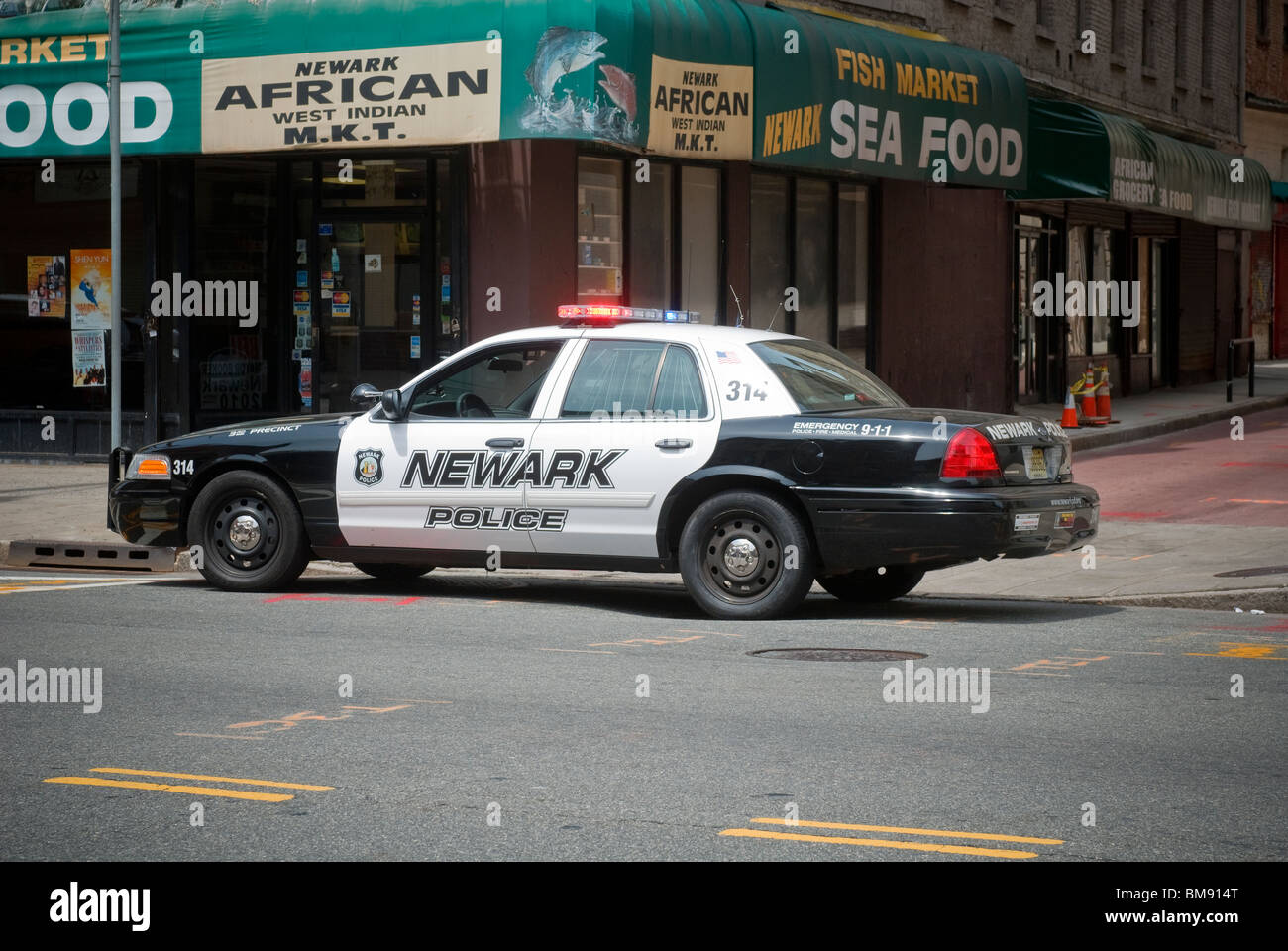 Ein Streifenwagen Newark Polizei-Abteilung sieht man an der Market Street in der Innenstadt von Newark, NJ Stockfoto