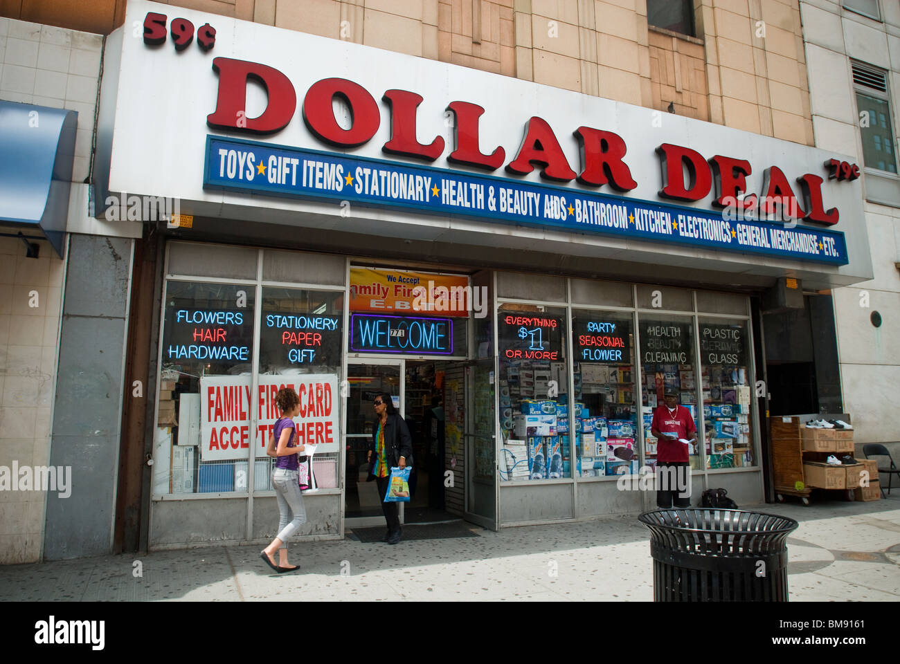 Ein-Dollar-Deal-Geschäft in der Innenstadt von Newark, NJ Stockfoto