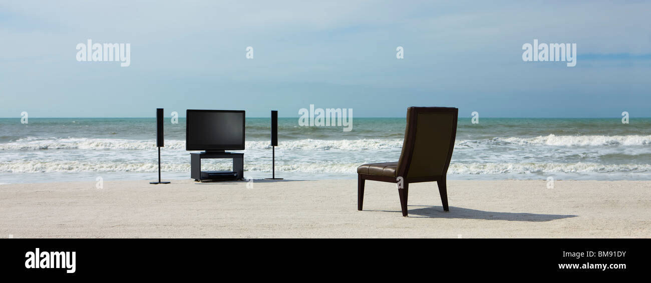 Heimkino und Stuhl am Strand Stockfoto