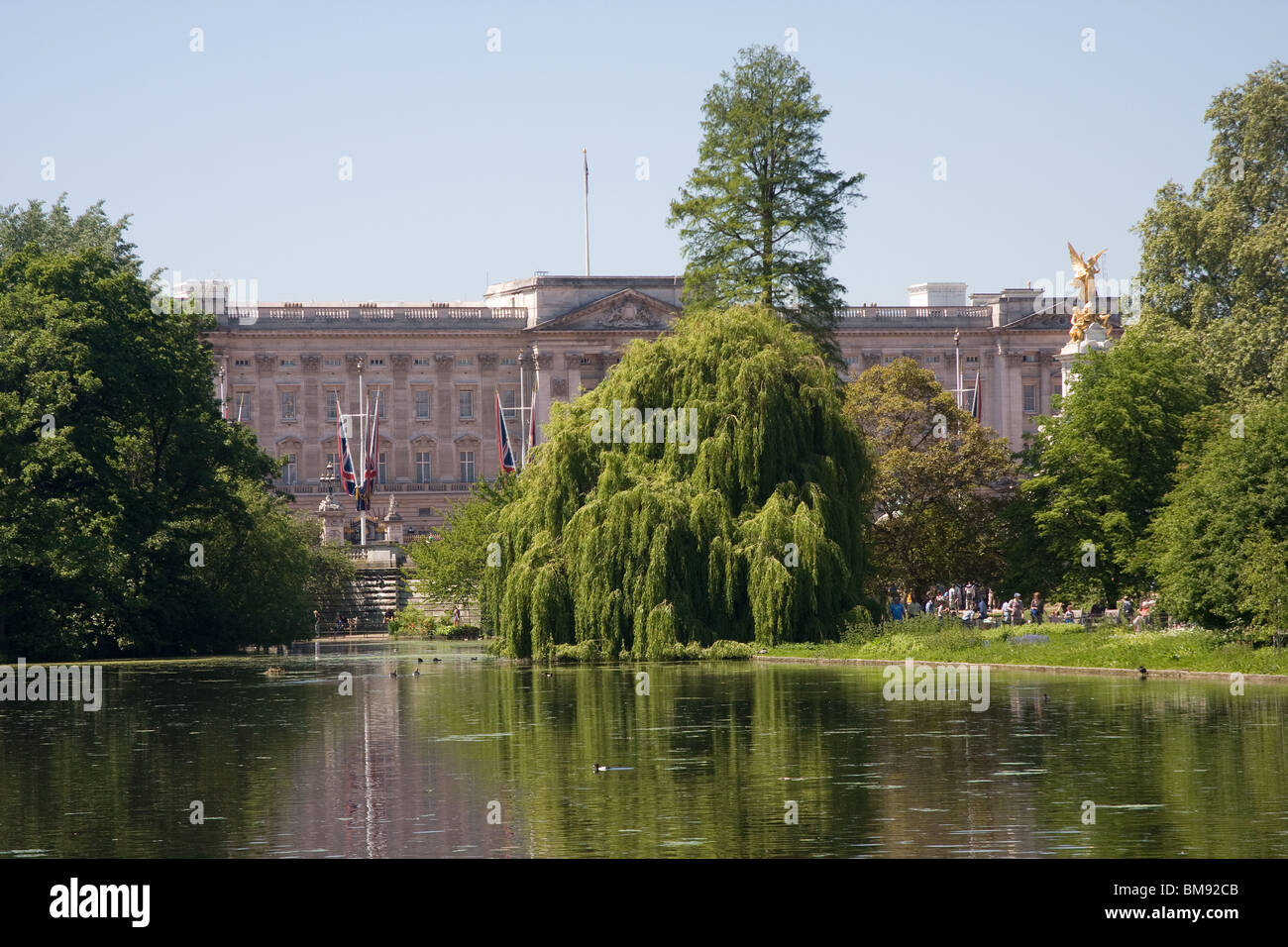 Menschen Weg Blumen See Bäume Buckinghampalast Stockfoto