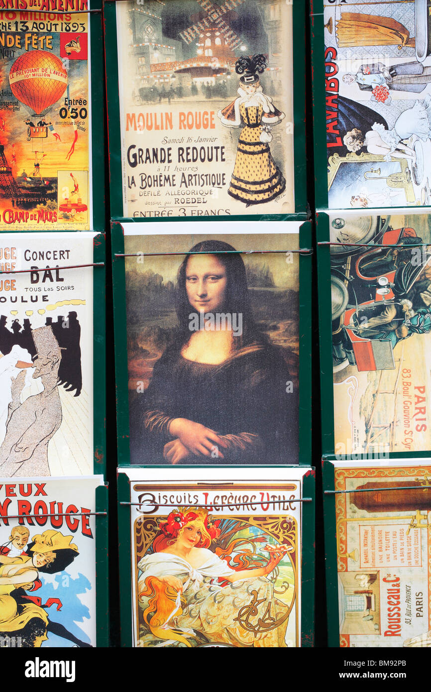 Plakat von Mona Lisa in der Mitte der anderen Poster. Montmartre, Paris. Stockfoto