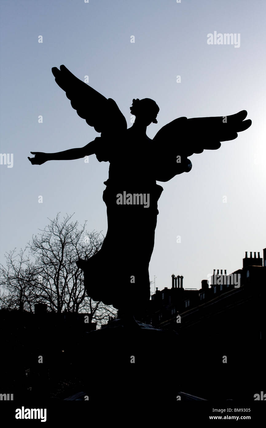 Silhouette von einem Engel mit Flügeln. Stockfoto