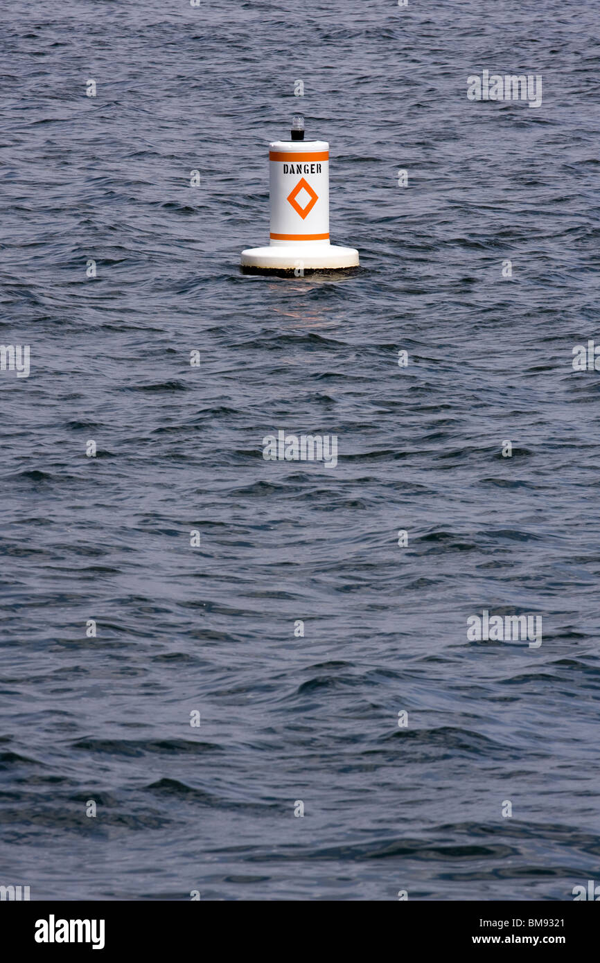 Boje markiert mit "Gefahr" im Freiwasser. Stockfoto