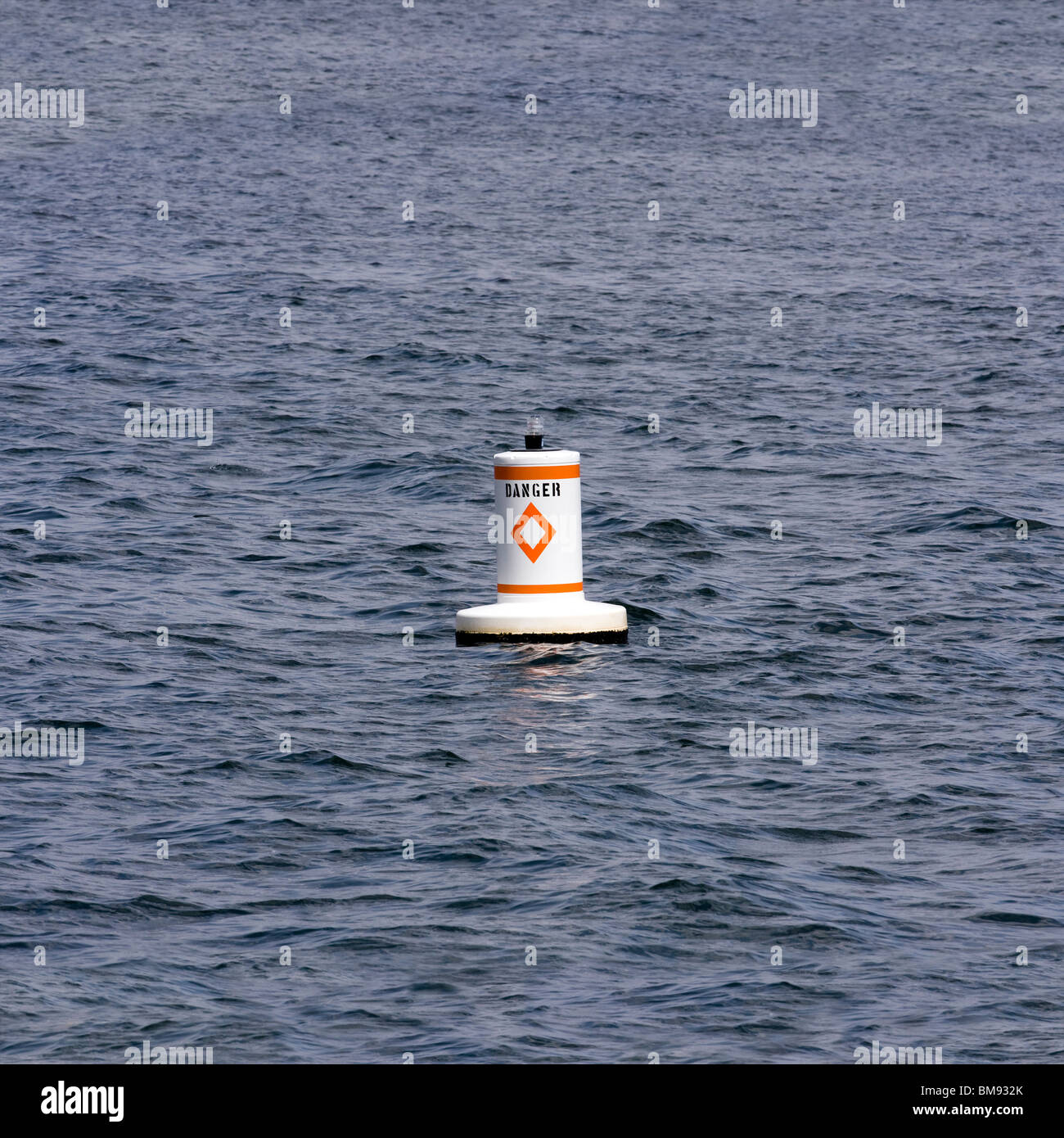 Boje markiert mit "Gefahr" im Freiwasser. Stockfoto