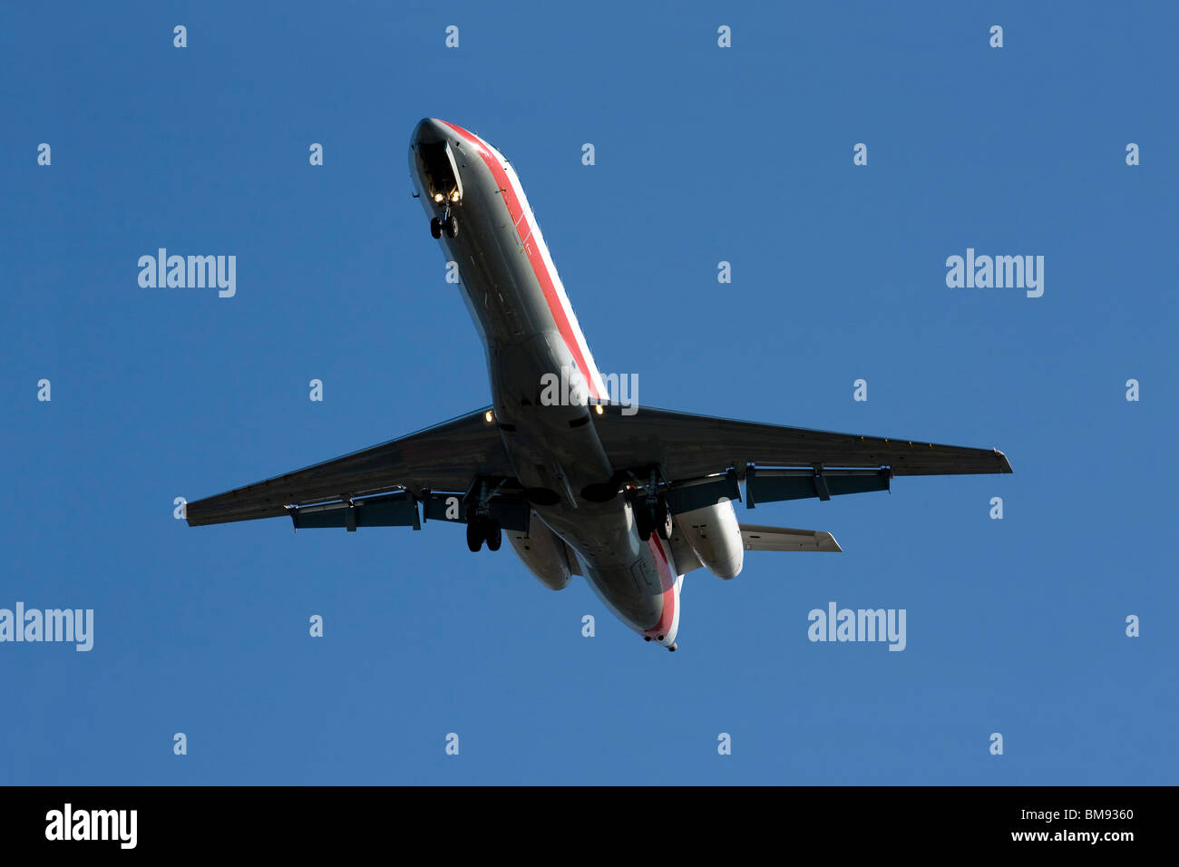 United Airlines Bombardier CRJ-700 mit ausgefahrenem Fahrwerk nach unten. Stockfoto