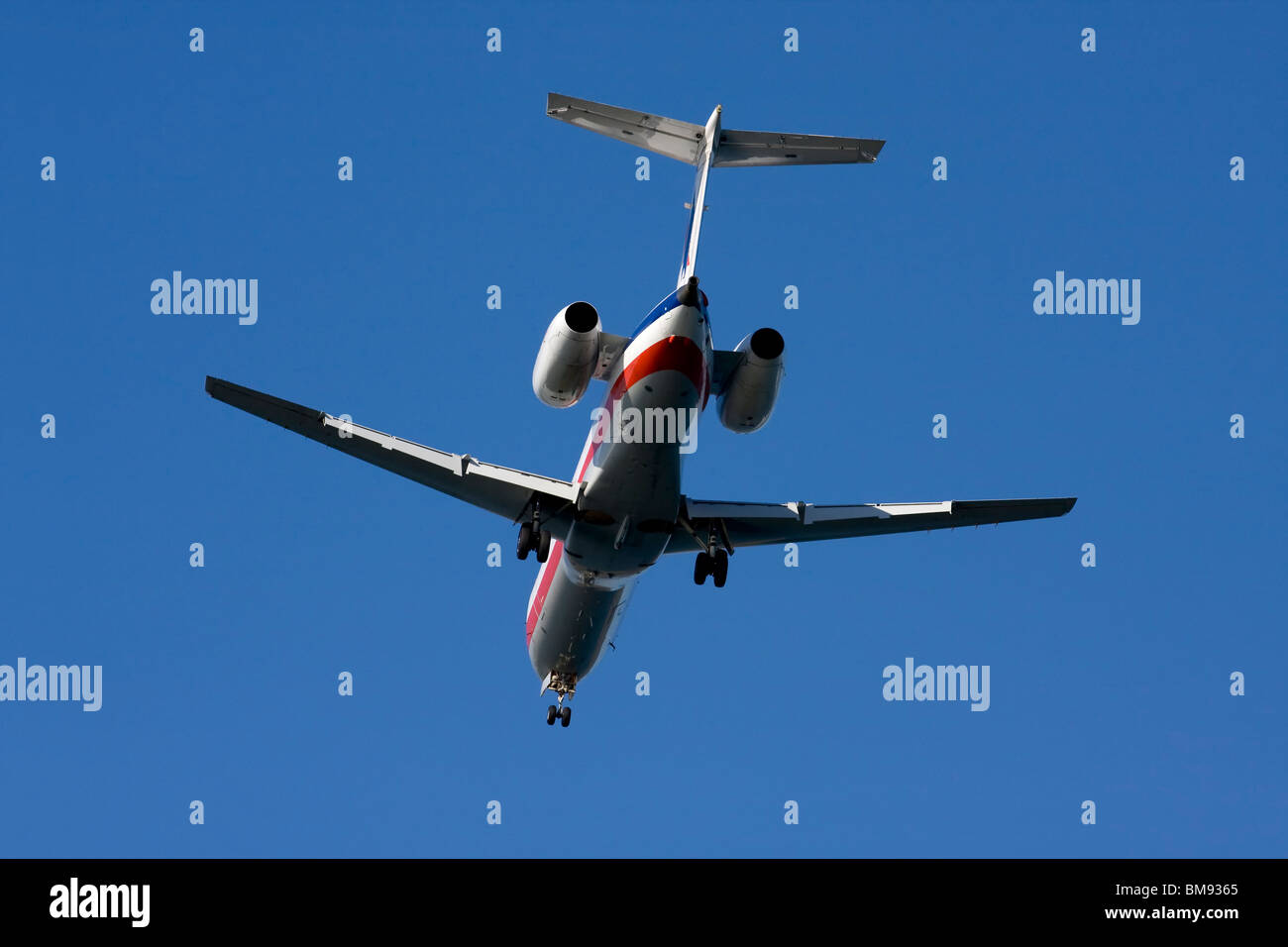 United Airlines Bombardier CRJ-700 mit ausgefahrenem Fahrwerk nach unten. Stockfoto