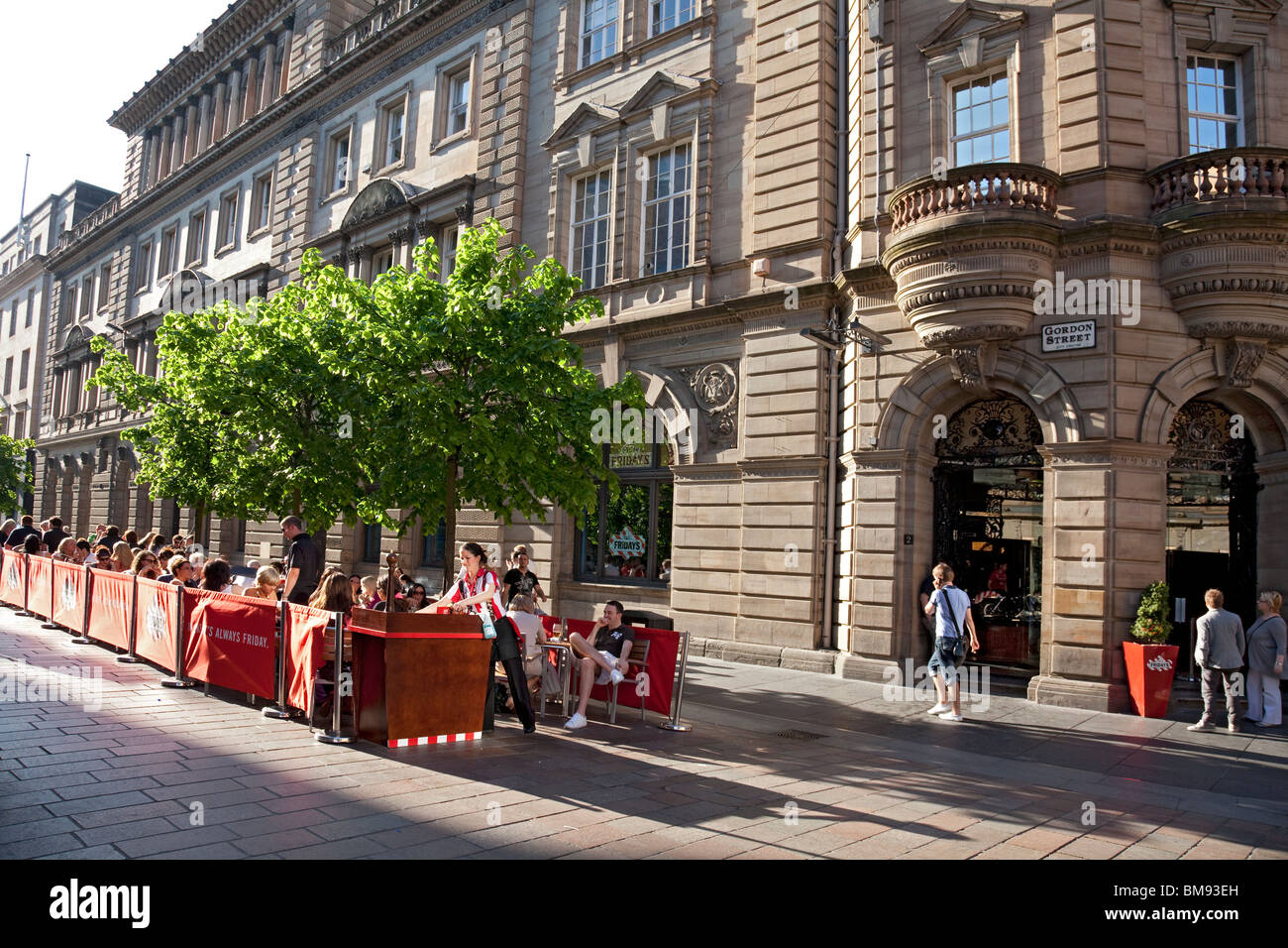 Menschen Essen in Gordon Street, Glasgow, außen TGIFriday Stockfoto
