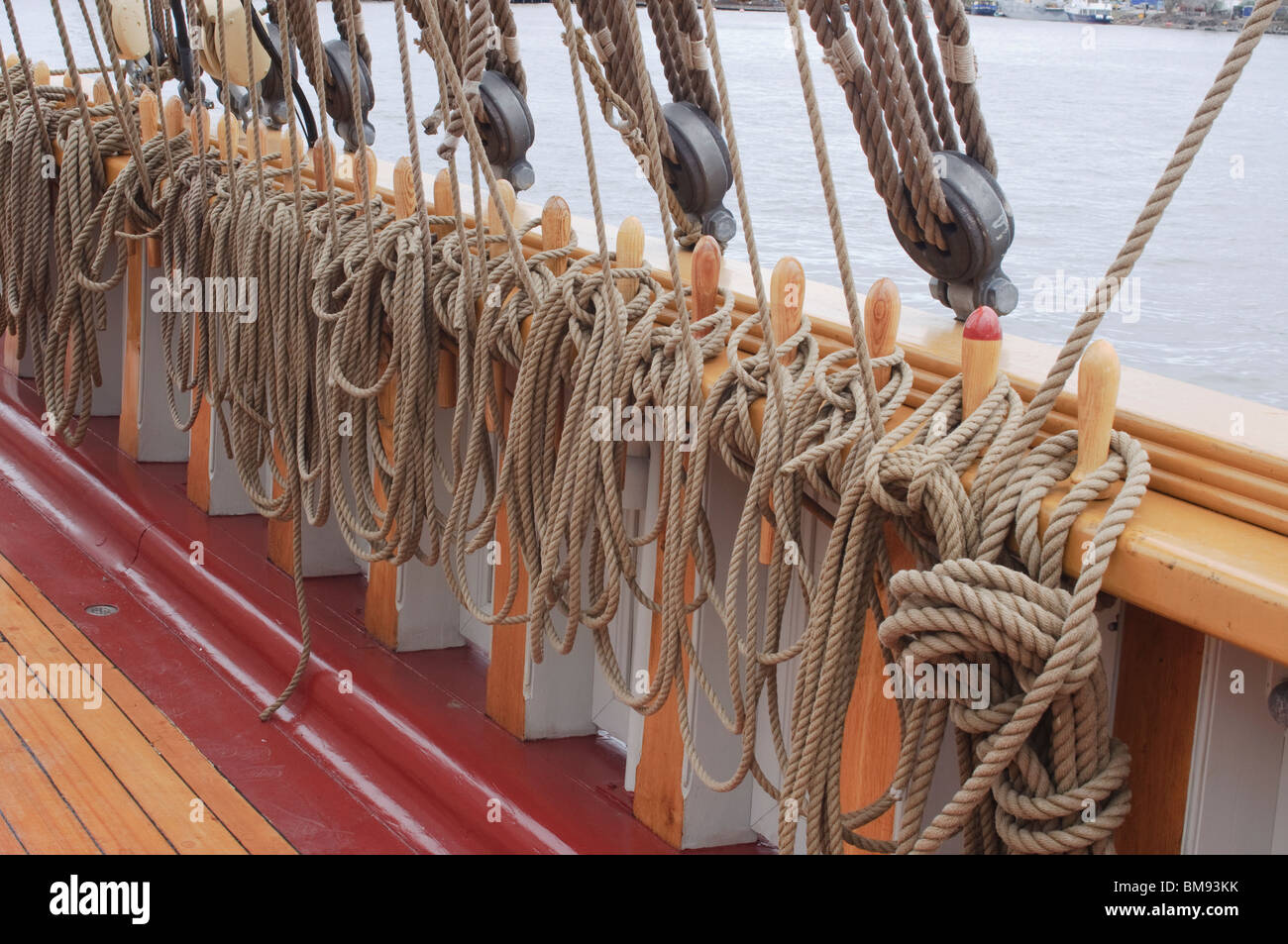 Pulley wood sailing marine Fotos und Bildmaterial in hoher Auflösung