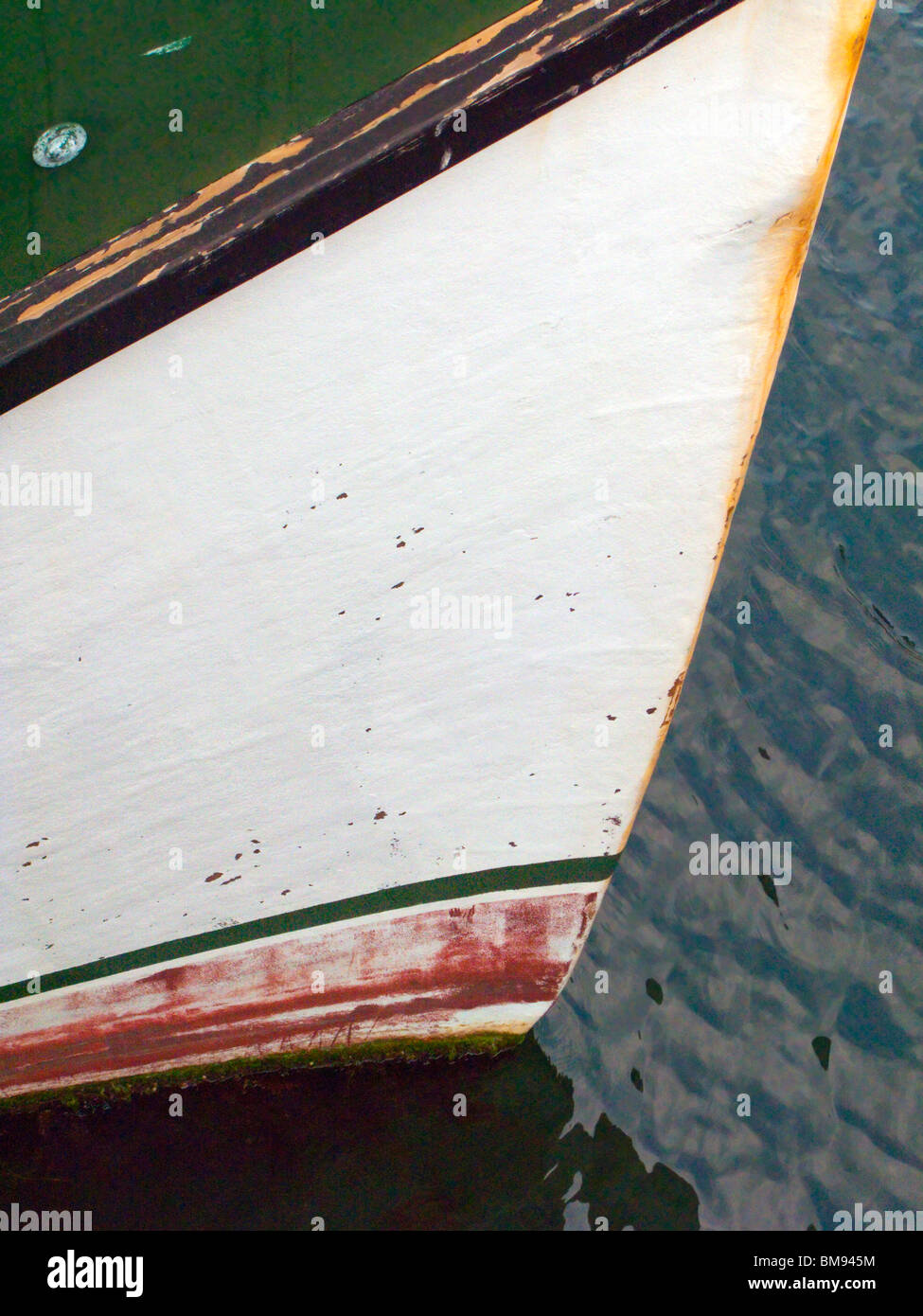 Bunte rote und grüne Bug des Bootes im Ozean Stockfoto