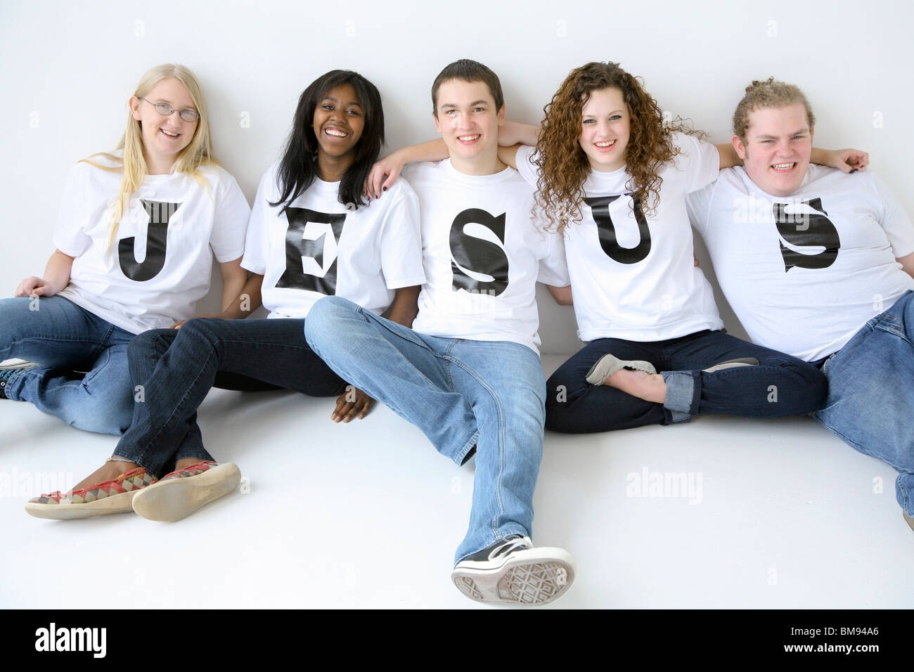 Fünf Jugendliche mit T-Shirts Rechtschreibung Jesus Stockfoto