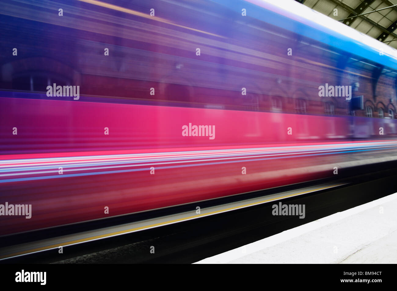 Rasenden Zug Station auf der Durchreise Stockfoto