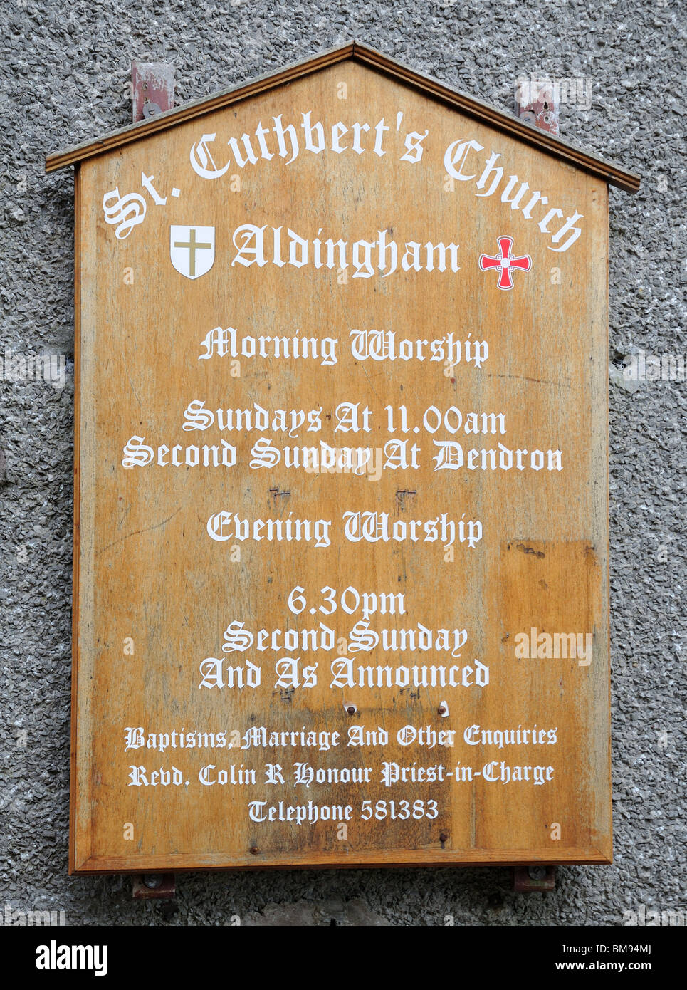 Schwarzes Brett außerhalb St. Cuthbert Kirche Aldingham Cumbria mit Details über Leistungen und Anbetung Stockfoto