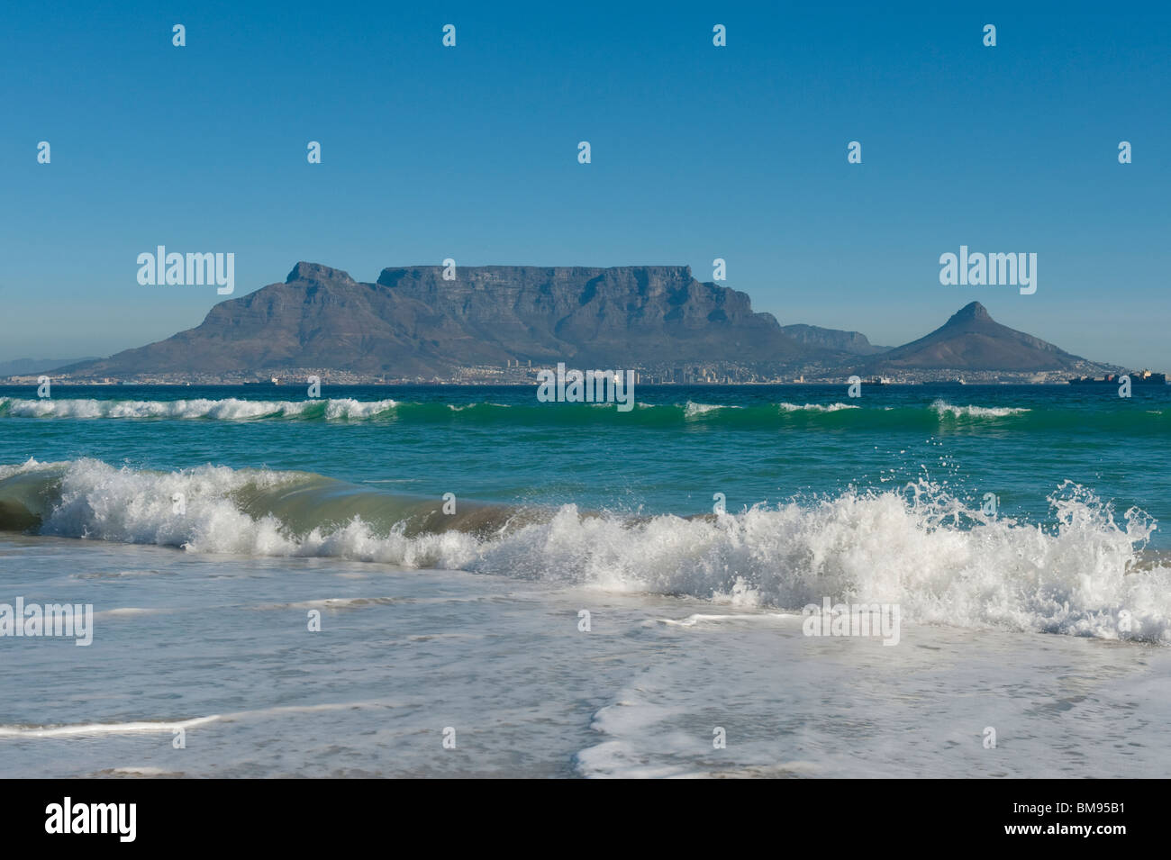 Tafelberg-Blick vom Bloubergstrand nördlich von Cape Town, South Africa Stockfoto